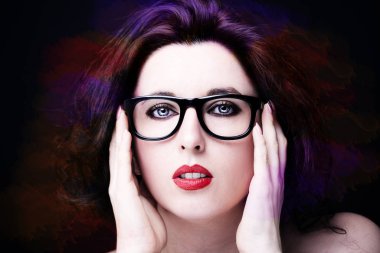 Uzun siyah saçlı, esmer, çekici bir kadın.