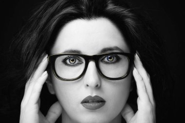 Uzun siyah saçlı, esmer, çekici bir kadın.