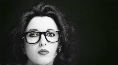 Uzun siyah saçlı, esmer, çekici bir kadın.