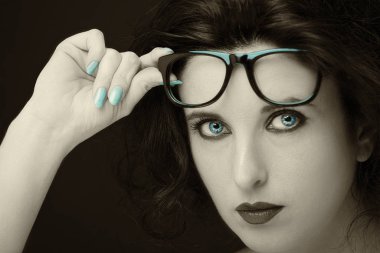 Uzun siyah saçlı, esmer, çekici bir kadın.