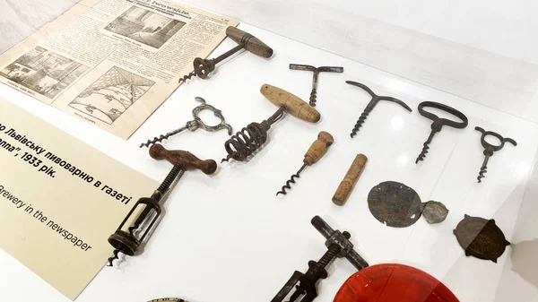 LVIV, UKRAINE - 7 Aralık 2019: müze ve bira tarihinin kültürel kompleksi - Lviv. Müze bir fotoğraf koleksiyonu, eski reklam panoları, tarihi şişeler topluyor..