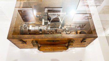 LVIV, UKRAINE - 7 Aralık 2019: müze ve bira tarihinin kültürel kompleksi - Lviv. Müze bir fotoğraf koleksiyonu, eski reklam panoları, tarihi şişeler topluyor..