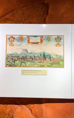 LVIV, UKRAINE - 7 Aralık 2019: müze ve bira tarihinin kültürel kompleksi - Lviv. Müze bir fotoğraf koleksiyonu, eski reklam panoları, tarihi şişeler topluyor..