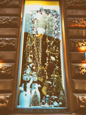 Noel için sokak dekorasyonları. Dükkan penceresinin dışında Noel süsleri