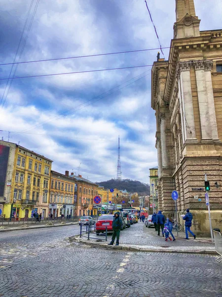 乌克兰利沃夫- 2018年12月23日：阳光灿烂的利沃夫古城的街道和建筑. — 图库照片