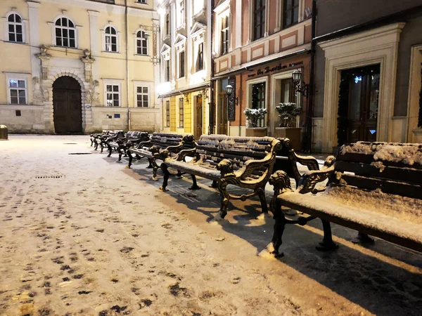 Lwów, Ukraina - 25 grudnia 2018: Piękne historyczne nocne miasto Lwowa. Pięknie oświetlone. Śnieg — Zdjęcie stockowe