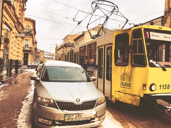乌克兰利沃夫- 2018年12月25日：乌克兰利沃夫街道上的汽车建筑和移动 — 图库照片