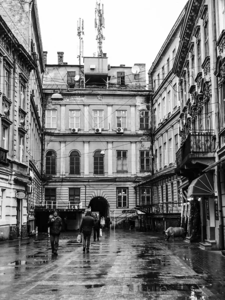 Lviv, Ukraine - December 25, 2018: Streets and architecture of the old city of Lviv. — Stock Photo, Image