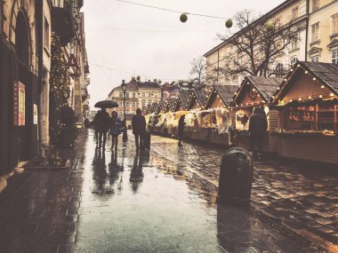Lviv, Ukrayna - 25 Aralık 2018: Eski Lviv kentinin sokakları ve mimarisi.