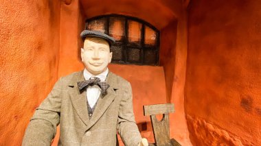 LVIV, UKRAINE - 7 Aralık 2019: müze ve bira tarihinin kültürel kompleksi - Lviv. Müze bir fotoğraf koleksiyonu, eski reklam panoları, tarihi şişeler topluyor..