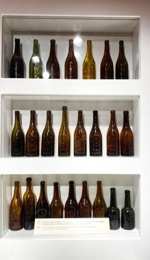 LVIV, UKRAINE - 7 Aralık 2019: müze ve bira tarihinin kültürel kompleksi - Lviv. Müze bir fotoğraf koleksiyonu, eski reklam panoları, tarihi şişeler topluyor..