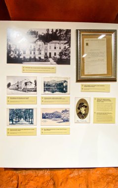 LVIV, UKRAINE - 7 Aralık 2019: müze ve bira tarihinin kültürel kompleksi - Lviv. Müze bir fotoğraf koleksiyonu, eski reklam panoları, tarihi şişeler topluyor..