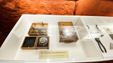 LVIV, UKRAINE - 7 Aralık 2019: müze ve bira tarihinin kültürel kompleksi - Lviv. Müze bir fotoğraf koleksiyonu, eski reklam panoları, tarihi şişeler topluyor..