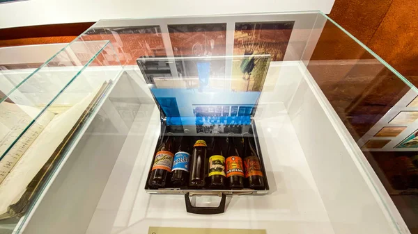 LVIV, UCRANIA - 7 de diciembre de 2019: Museo y complejo cultural de la historia de la cerveza - Lviv. El museo recoge una colección de fotografías, vallas publicitarias antiguas, botellas históricas . — Foto de Stock