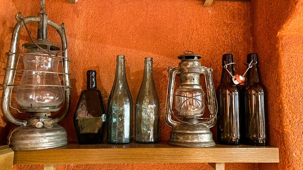 Museo y complejo cultural de la historia de la cerveza - Lviv. El museo recoge una colección de fotografías, vallas publicitarias antiguas, botellas históricas . — Foto de Stock