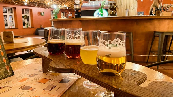 LVIV, UCRÂNIA - DEZEMBRO 7, 2019: Museu e complexo cultural da história da cerveja - Lviv. O museu recolhe uma coleção de fotografias, outdoors antigos, garrafas históricas . — Fotografia de Stock