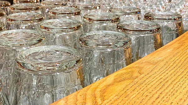 LVIV, UCRÂNIA - 7 DE DEZEMBRO DE 2019: Óculos vazios de cabeça para baixo em um equipamento de gastronomia leve e quente para café calmo . — Fotografia de Stock