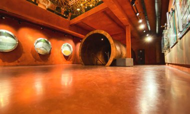 LVIV, UKRAINE - 7 Aralık 2019: müze ve bira tarihinin kültürel kompleksi - Lviv. Müze bir fotoğraf koleksiyonu, eski reklam panoları, tarihi şişeler topluyor..