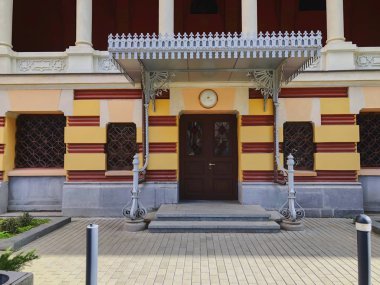 Tiflis, Georgia - Murch 03 2019: Tiflis Devlet Operası ve Bale Tiyatrosu. Bilding 'in arka bahçesi