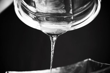 siyah bir arka plan üzerinde epilasyon için yakın çekim şeker hamuru.