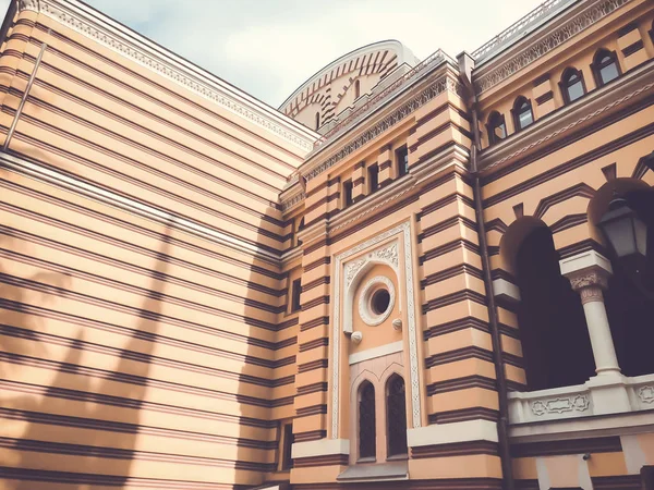 TBILISI, GEORGIA - Murch 03 2019: Tbilisi State Opera and Ballet Theater. O quintal de bilding — Fotografia de Stock