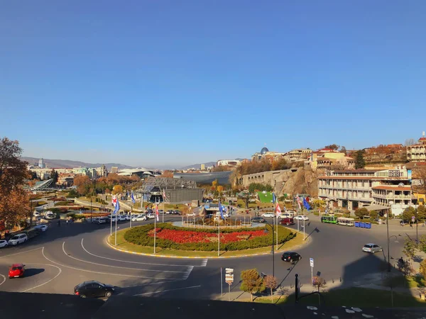 トビリシ,グルジア- 2019年12月17日:近代的なエリアと旧市街の美しい景観。市内の冬 — ストック写真