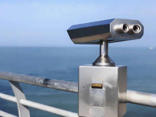 Télescope de tourisme extérieur payant en acier inoxydable sur la côte de la mer sur fond de ciel bleu — Photo