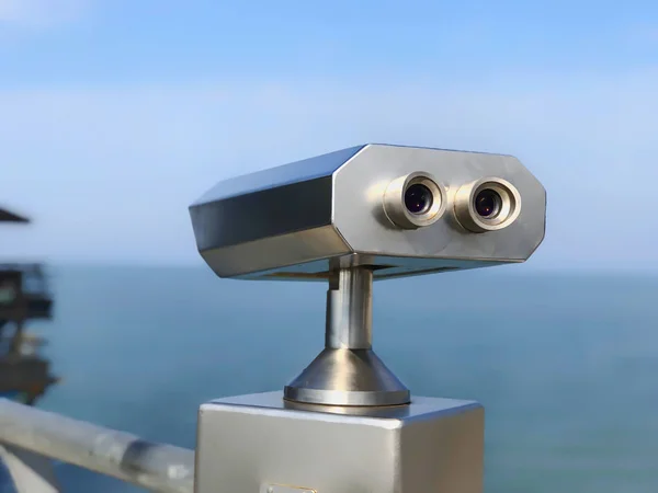 Télescope de tourisme extérieur payant en acier inoxydable sur la côte de la mer sur fond de ciel bleu — Photo