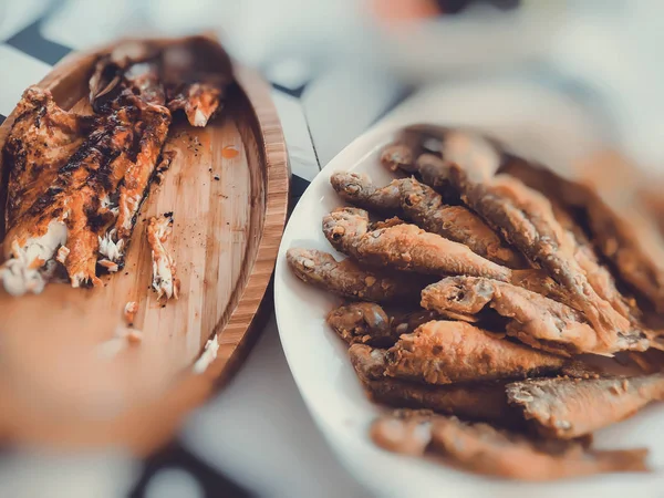 Due tipi di pesce fritto su piatti di legno. Effetto sfocatura — Foto Stock