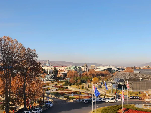 Tiflis, Georgien - 17. Dezember 2019: Schöne Aussicht auf die Altstadt mit moderner Umgebung. Winter in der Stadt — Stockfoto