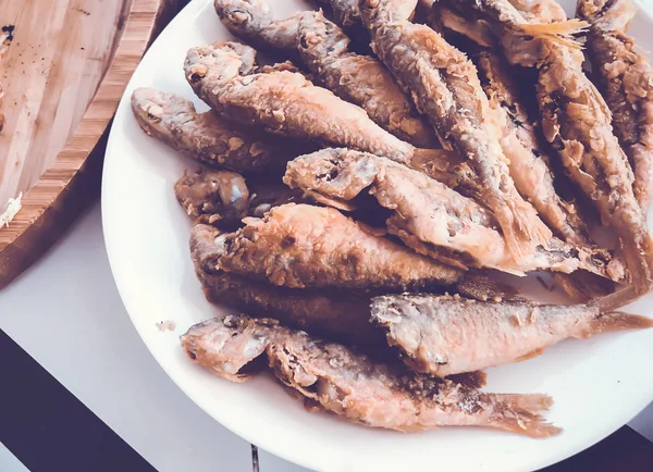 Veel gebakken vis op een porseleinen schaaltje — Stockfoto