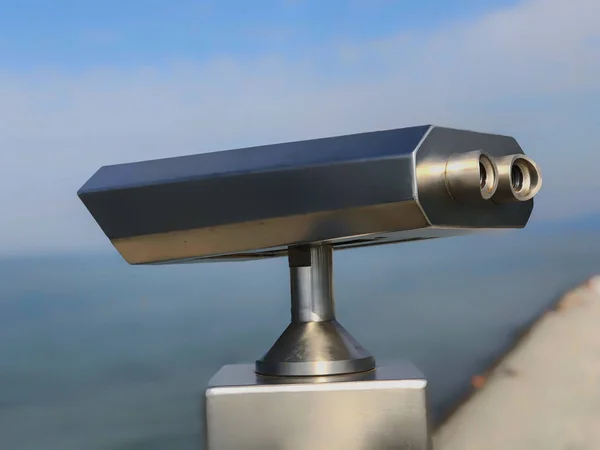 Télescope de tourisme extérieur payant en acier inoxydable sur la côte de la mer sur fond de ciel bleu — Photo