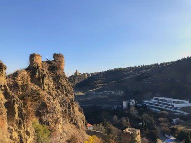 Botanik bahçesine bakan eski kalenin güzel manzarası. Yaşlı Tiflis, şehirde kış.
