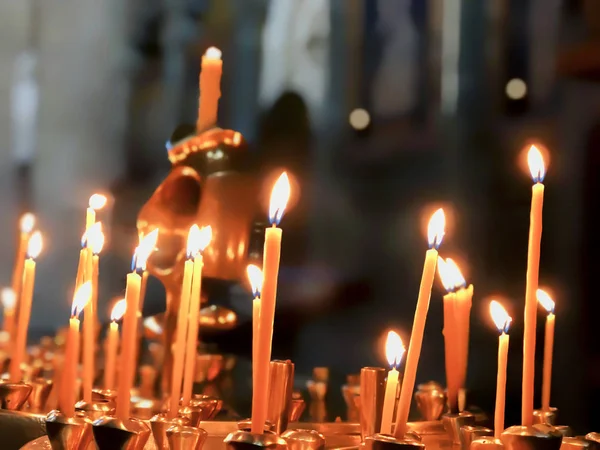 Палаючі свічки на тлі іконок у церкві — стокове фото