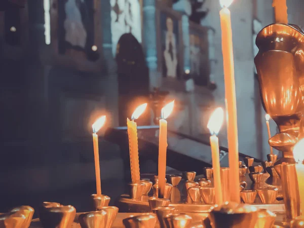 Burning candles on the background of icons in the church — Stock Photo, Image