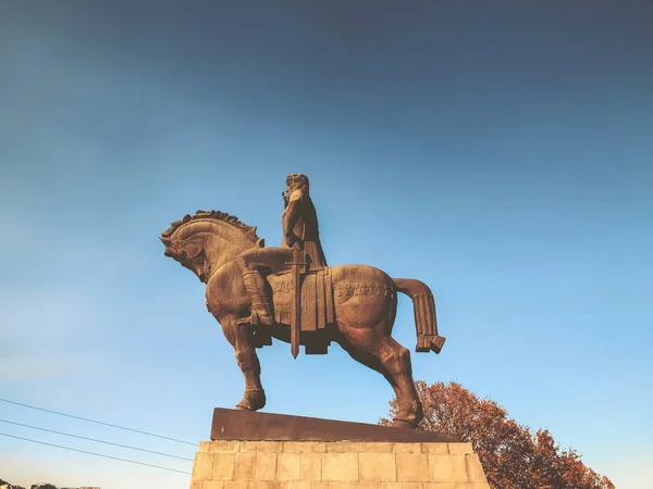Τιφλίδα, Γεωργία - 17 Δεκεμβρίου 2019: Η παλιά συνοικία της πόλης στην Τιφλίδα, ο βασιλιάς Vakhtang Gorgasali στο μνημείο άλογο — Φωτογραφία Αρχείου