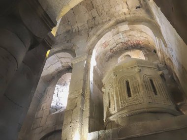 Svetitskhoveli katedrali, banyolar ve kilisenin sütunları, pencereden kiliseye giren ışık.