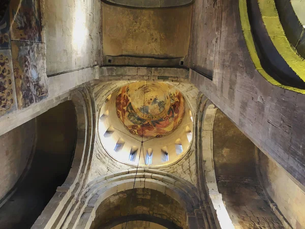 Mtskheta, GEORGIA - 22 de dezembro de 2019: Fascinante beleza da cúpula da Igreja Catedral Svetitskhoveli em Mtskheta — Fotografia de Stock