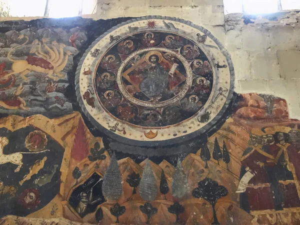 Mtskheta, GEORGIA - 22 de diciembre de 2019: fresco dañado que representa a Jesús y sus discípulos, así como 12 signos del zodiaco en la pared del templo histórico de Svetitskhoveli Fotos De Stock