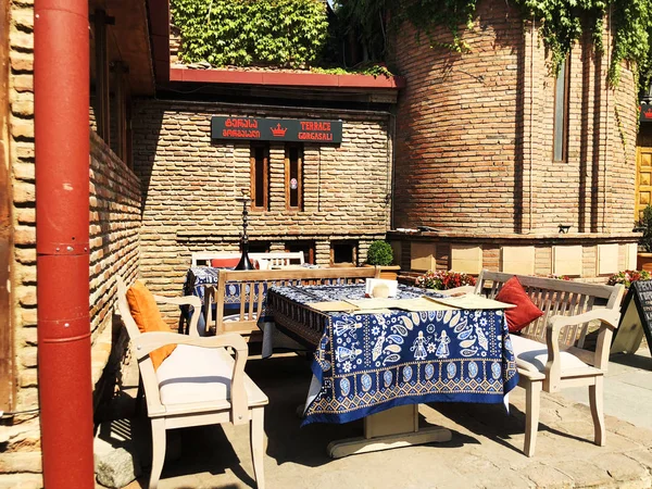 TBILISI, GEORGIA - JULY 10, 2018: Old Tbilisi architecture, restaurant i Tbilisi, Georgia – stockfoto