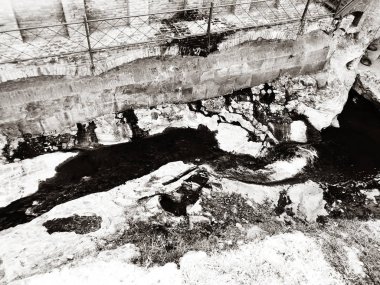 Tiflis, Gürcistan - 10 Temmuz 2018: Eski Tiflis mimarisi, Gürcistan 'da küçük bir nehir