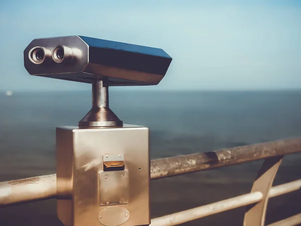 Télescope de tourisme extérieur payant en acier inoxydable sur la côte de la mer sur fond de ciel bleu — Photo