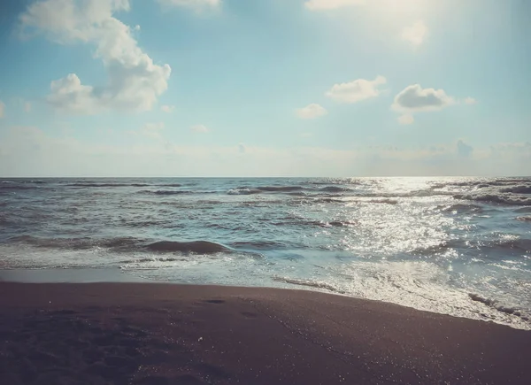 Pohled na moře, nebe a mraky během západu slunce. Třpytu na písečné pláži. Letní slunný den, vodní zázemí — Stock fotografie