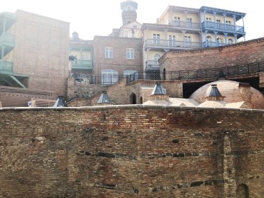 Tiflis, Gürcistan - 10 Temmuz 2018: Eski Tiflis mimarisi, pencere ve balkon dış dekor Tiflis, Gürcistan.