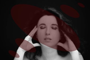 Uzun siyah saçlı, esmer, çekici bir kadın.