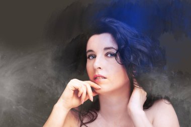 Uzun siyah saçlı, esmer, çekici bir kadın.