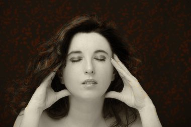 Uzun siyah saçlı, esmer, çekici bir kadın.