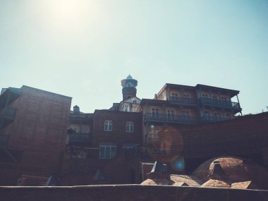 Tiflis, Gürcistan - 10 Temmuz 2018: Eski Tiflis mimarisi, pencere ve balkon dış dekor Tiflis, Gürcistan.