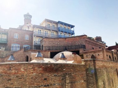 Tiflis, Gürcistan - 10 Temmuz 2018: Eski Tiflis mimarisi, pencere ve balkon dış dekor Tiflis, Gürcistan.