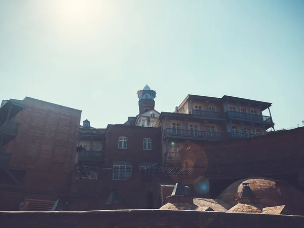 TBILISI, GEORGIA - 10 DE JULIO DE 2018: Arquitectura, ventanas y decoración exterior de balcón en Tiflis, Georgia . — Foto de Stock